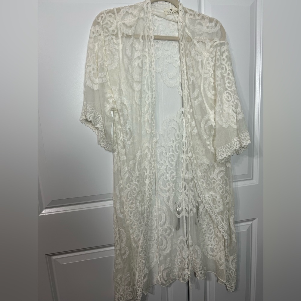 Elegant White Lace Robe